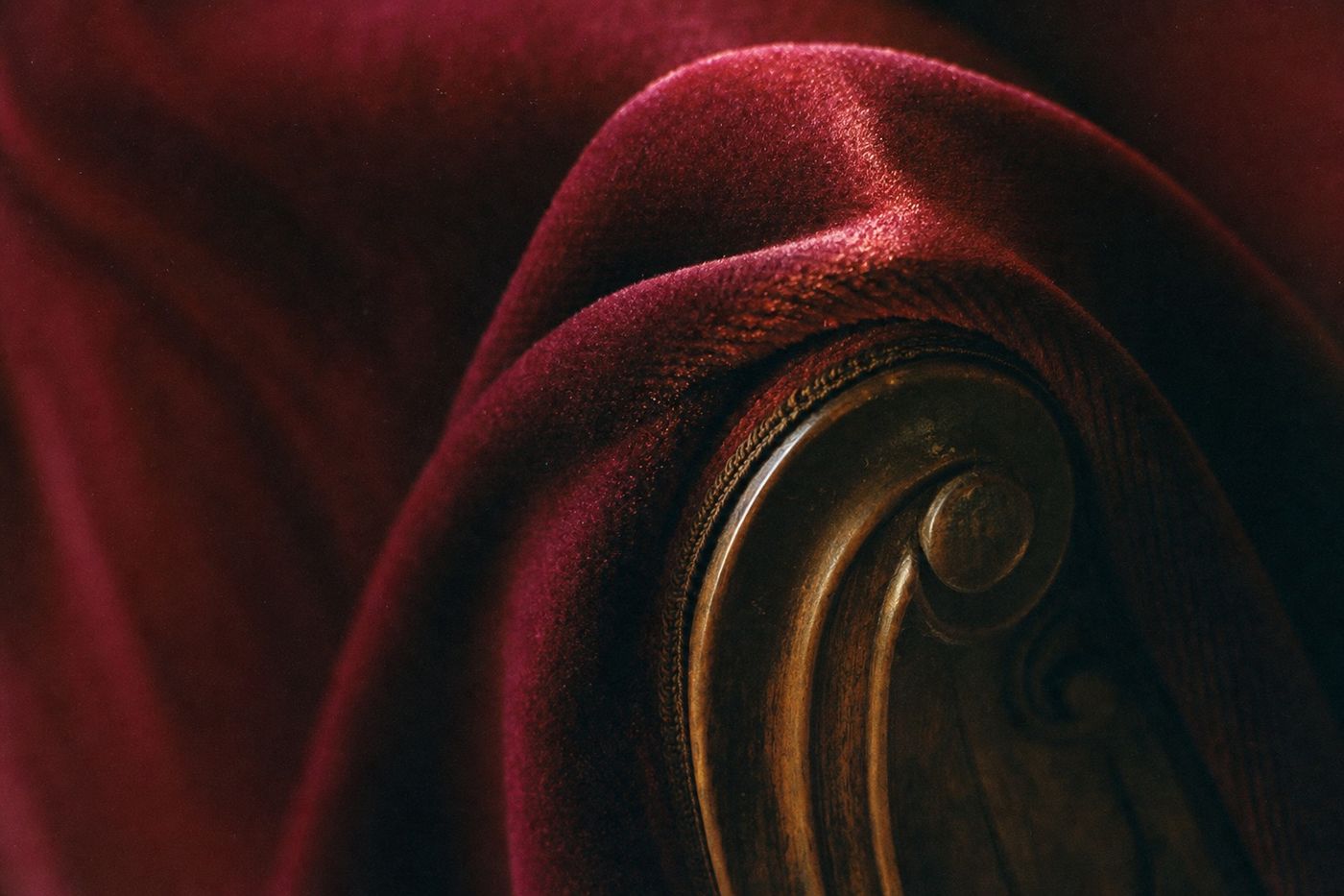 Rood fluweel over de arm van een stoel
